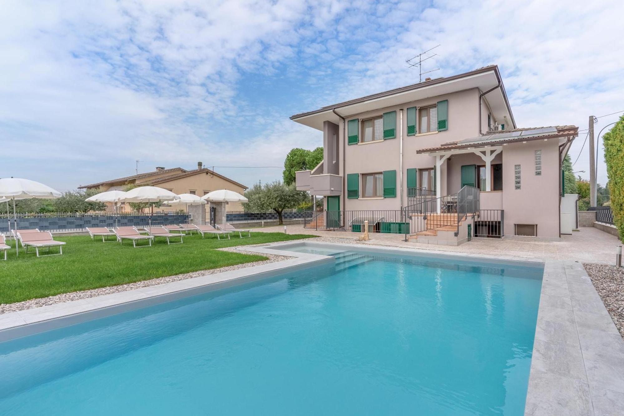 -Free Pool And Parking- Garda House Apartments Кастельнуово-дель-Гарда Екстер'єр фото