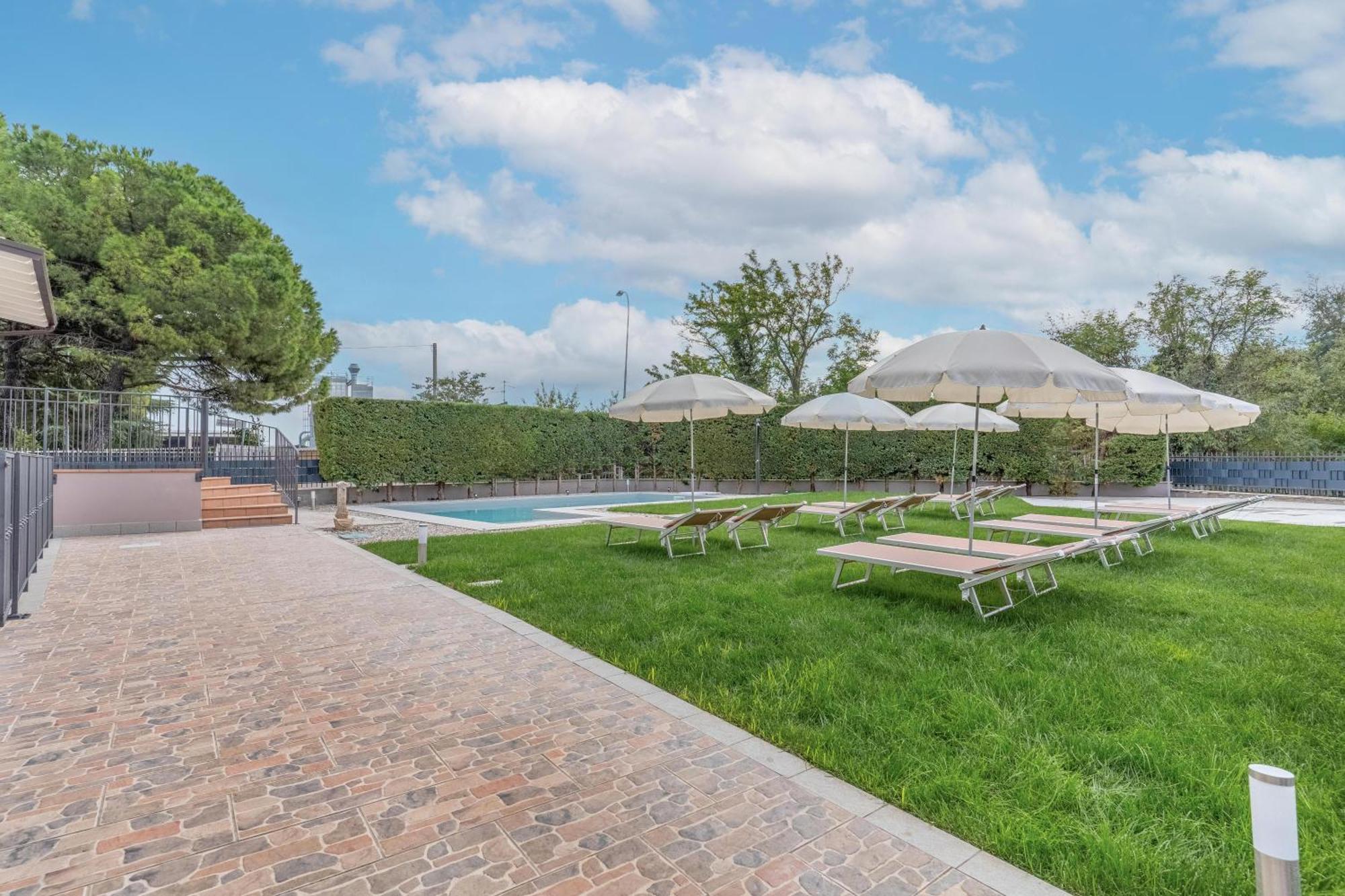 -Free Pool And Parking- Garda House Apartments Кастельнуово-дель-Гарда Екстер'єр фото