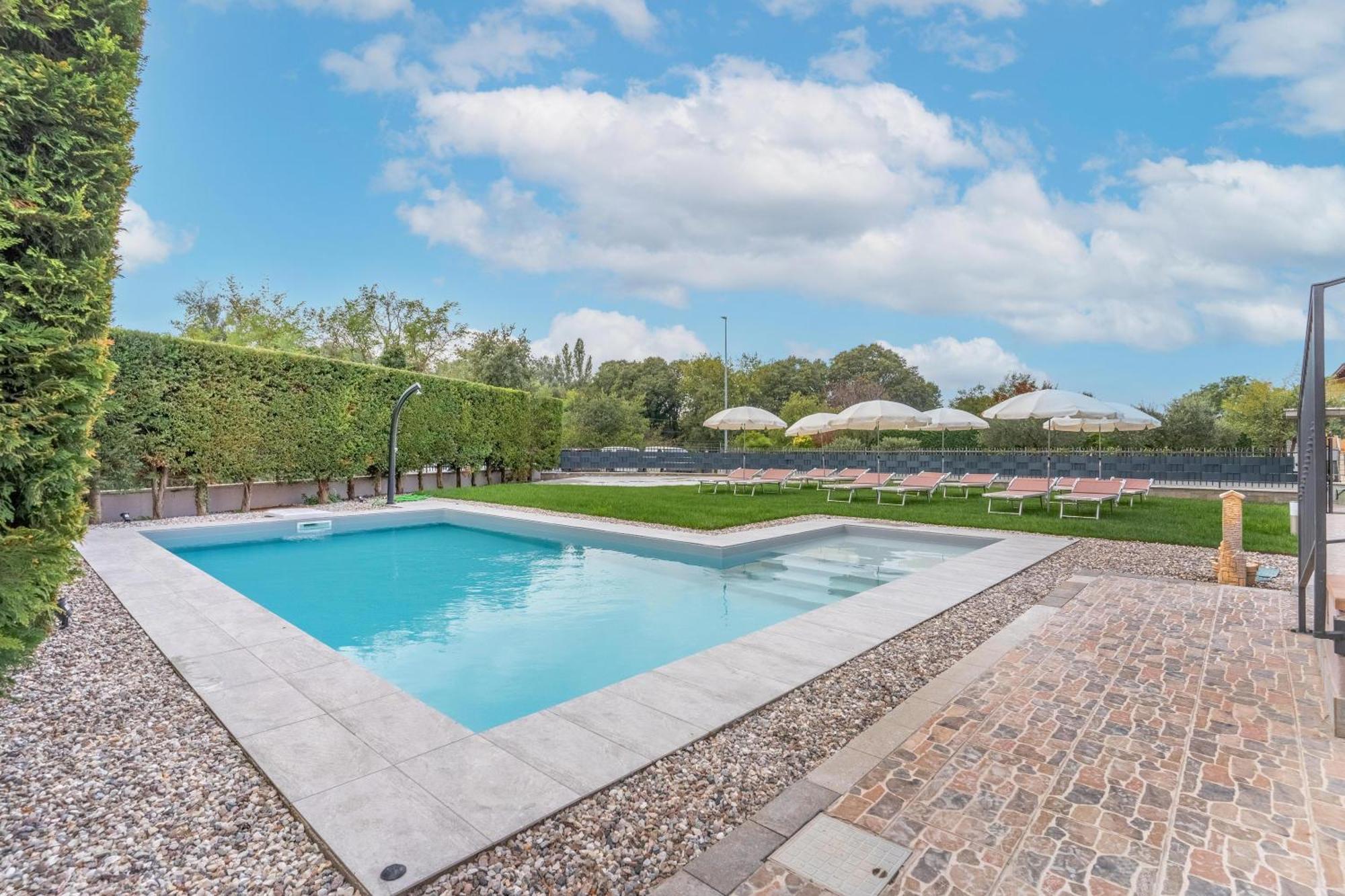 -Free Pool And Parking- Garda House Apartments Кастельнуово-дель-Гарда Екстер'єр фото