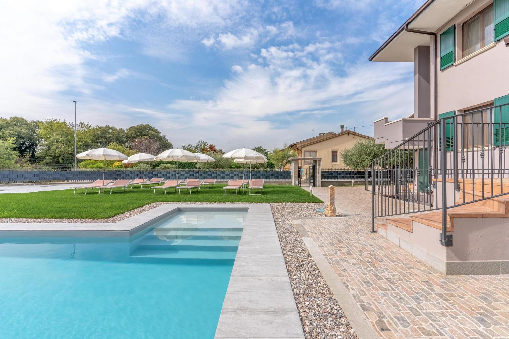 -Free Pool And Parking- Garda House Apartments Кастельнуово-дель-Гарда Екстер'єр фото