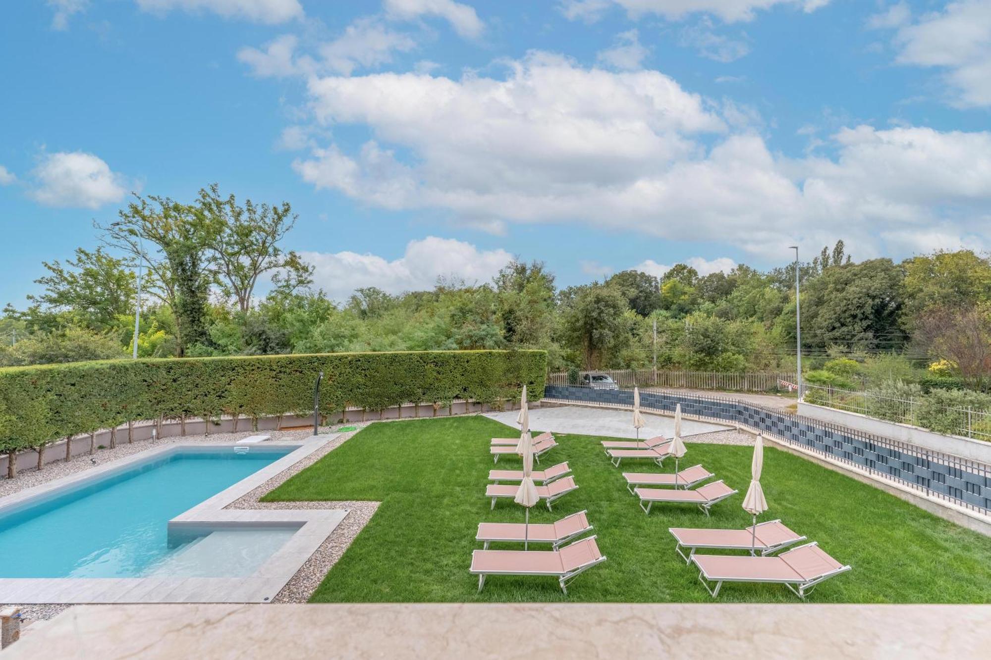 -Free Pool And Parking- Garda House Apartments Кастельнуово-дель-Гарда Екстер'єр фото