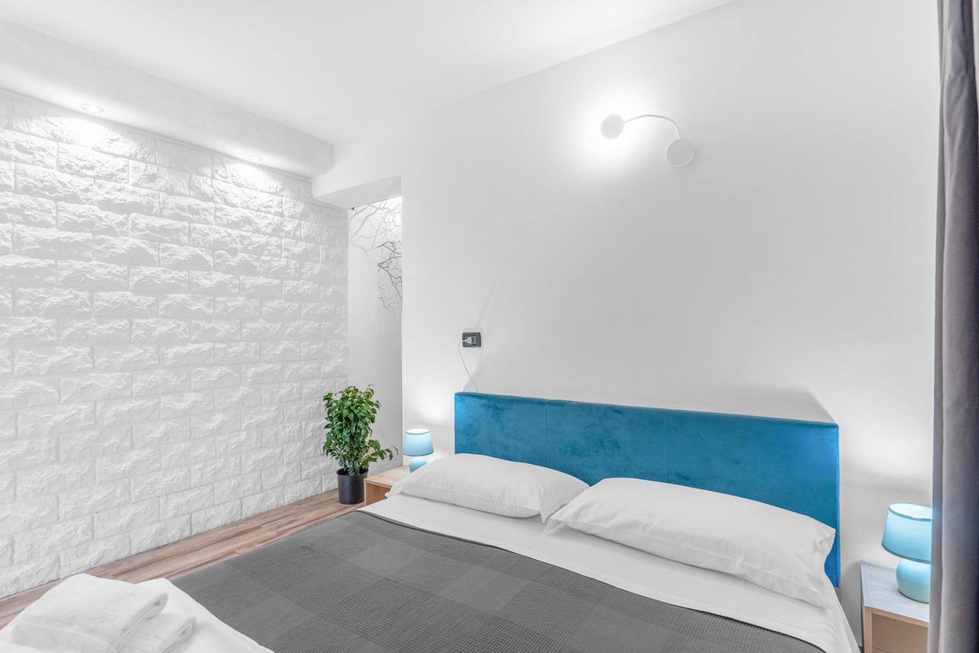 -Free Pool And Parking- Garda House Apartments Кастельнуово-дель-Гарда Екстер'єр фото