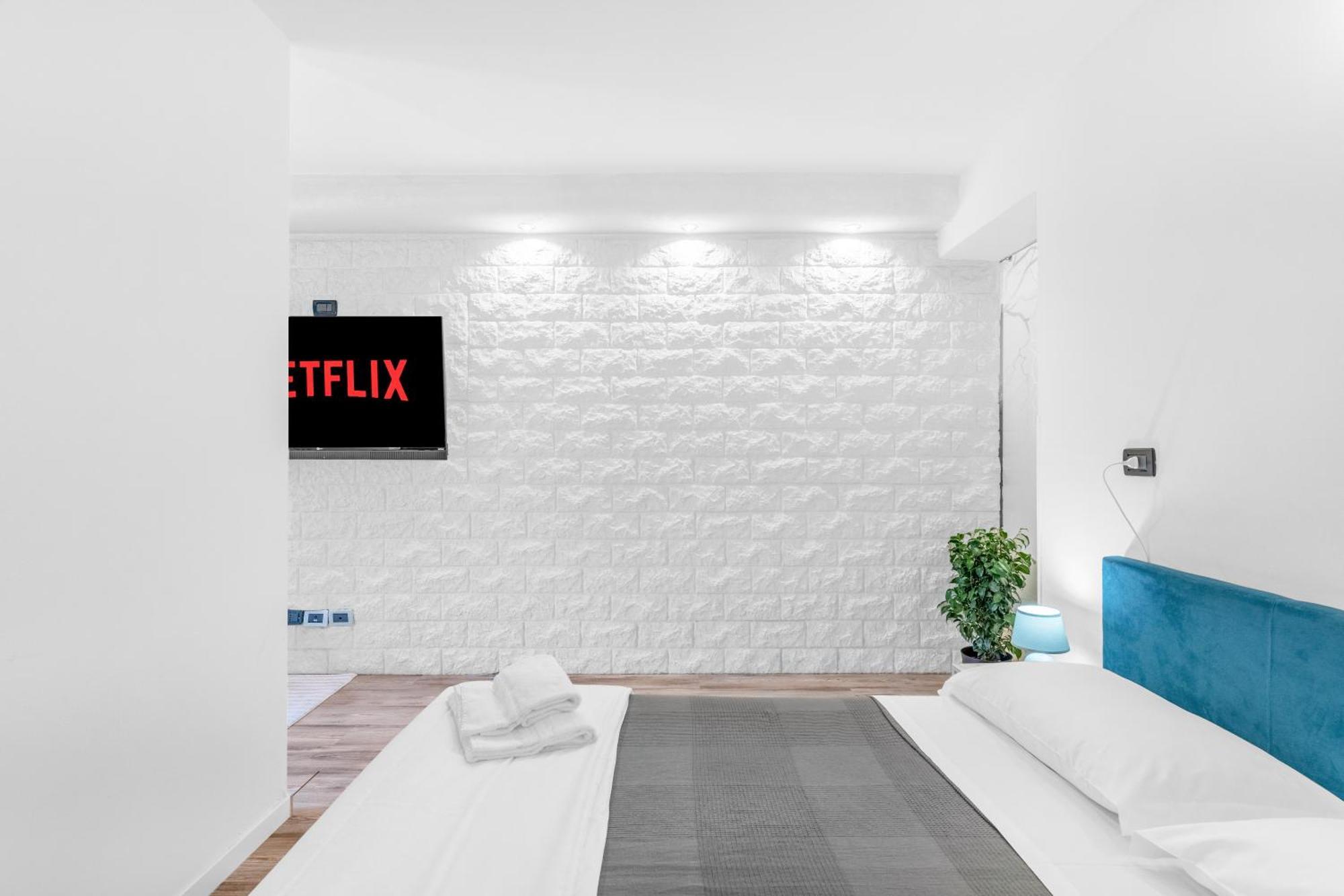 -Free Pool And Parking- Garda House Apartments Кастельнуово-дель-Гарда Екстер'єр фото