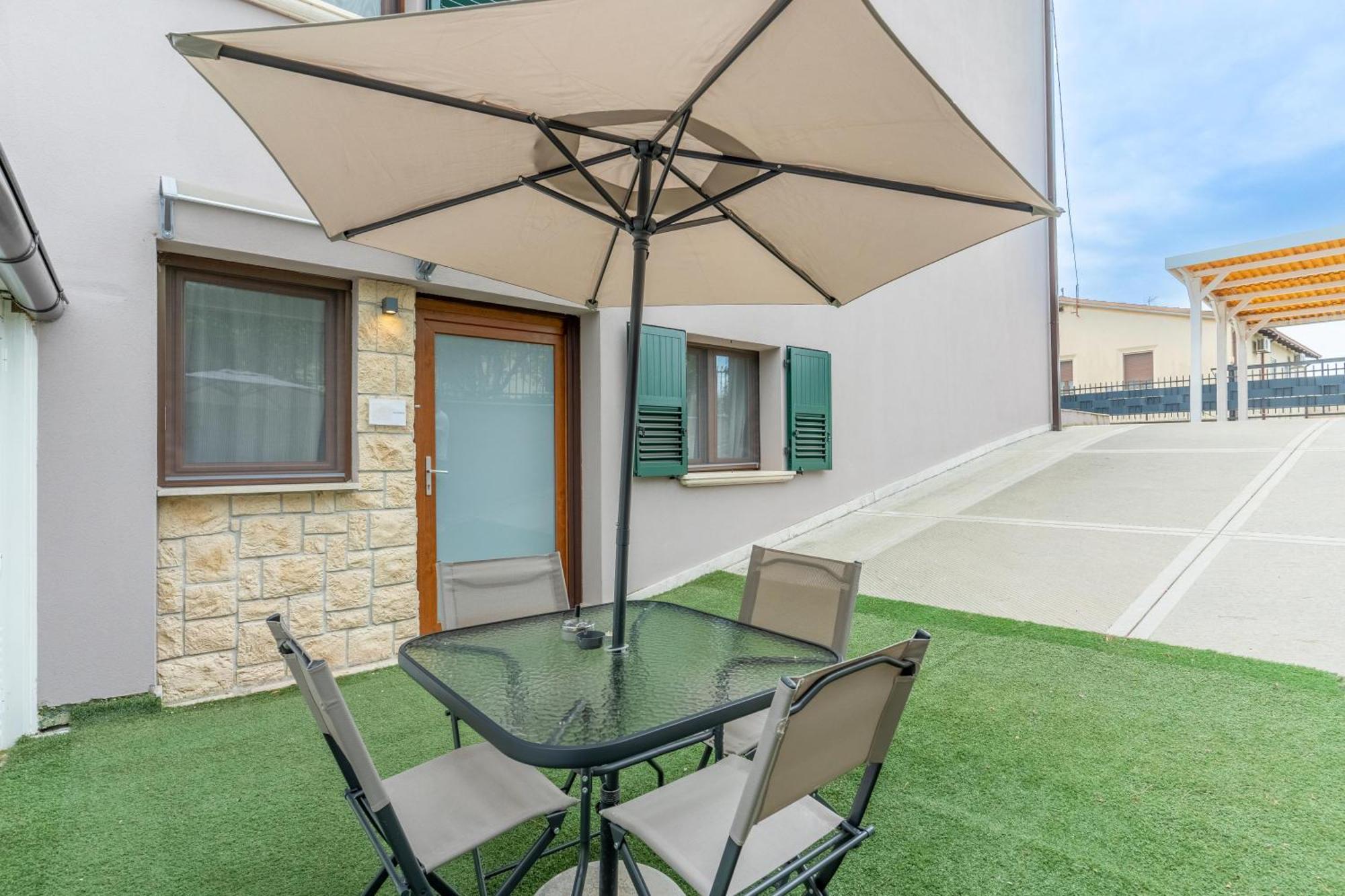 -Free Pool And Parking- Garda House Apartments Кастельнуово-дель-Гарда Екстер'єр фото