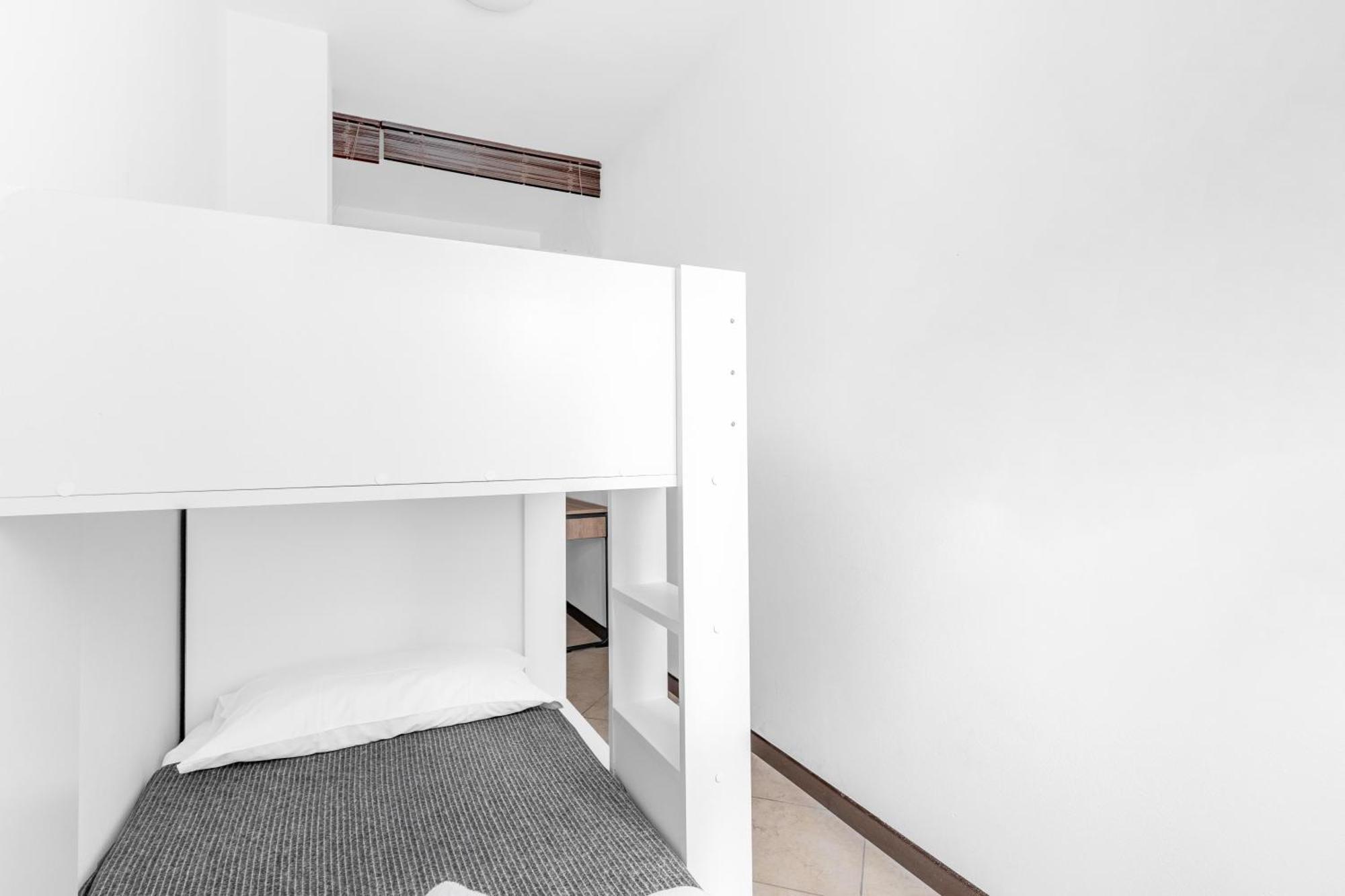 -Free Pool And Parking- Garda House Apartments Кастельнуово-дель-Гарда Екстер'єр фото