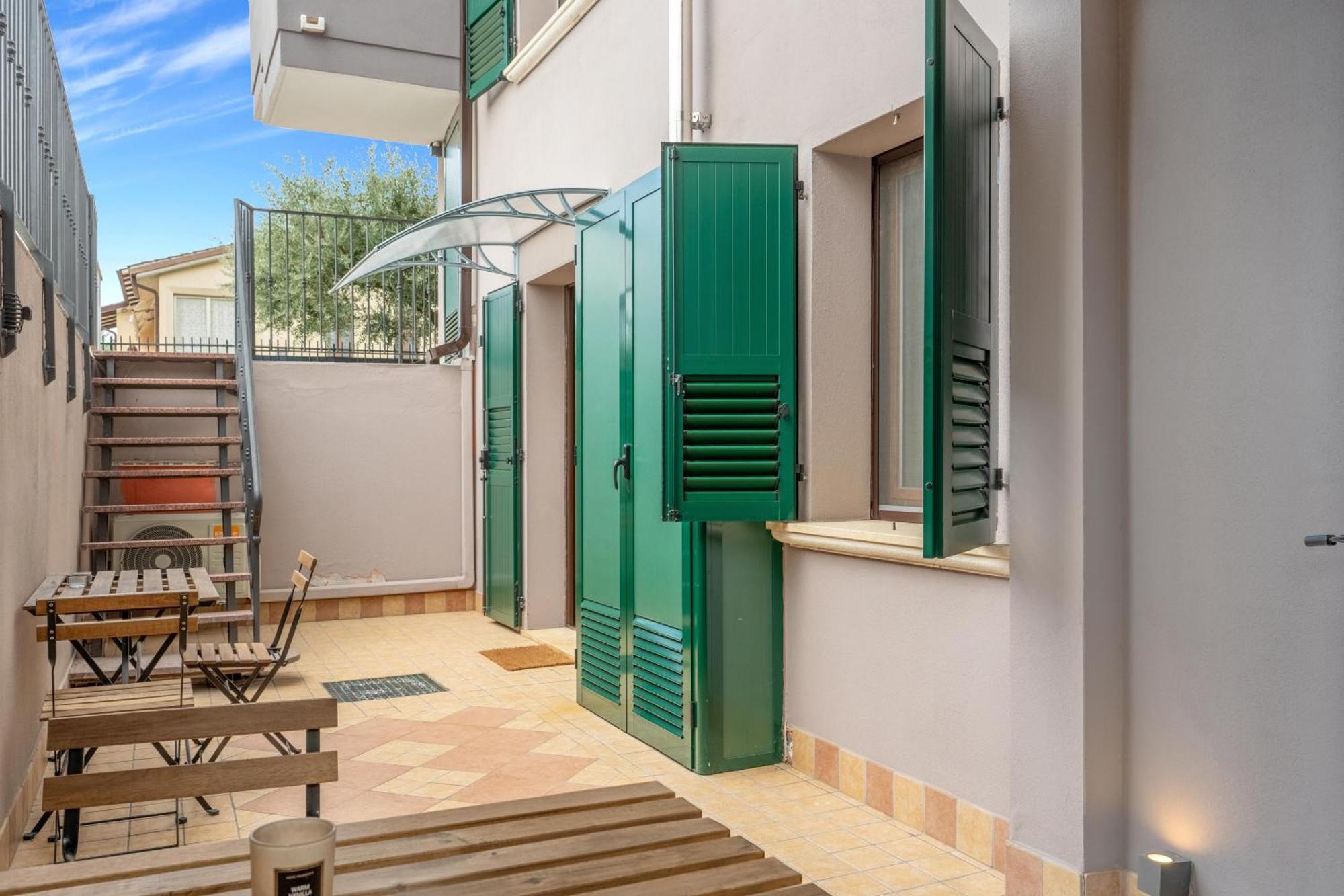-Free Pool And Parking- Garda House Apartments Кастельнуово-дель-Гарда Екстер'єр фото