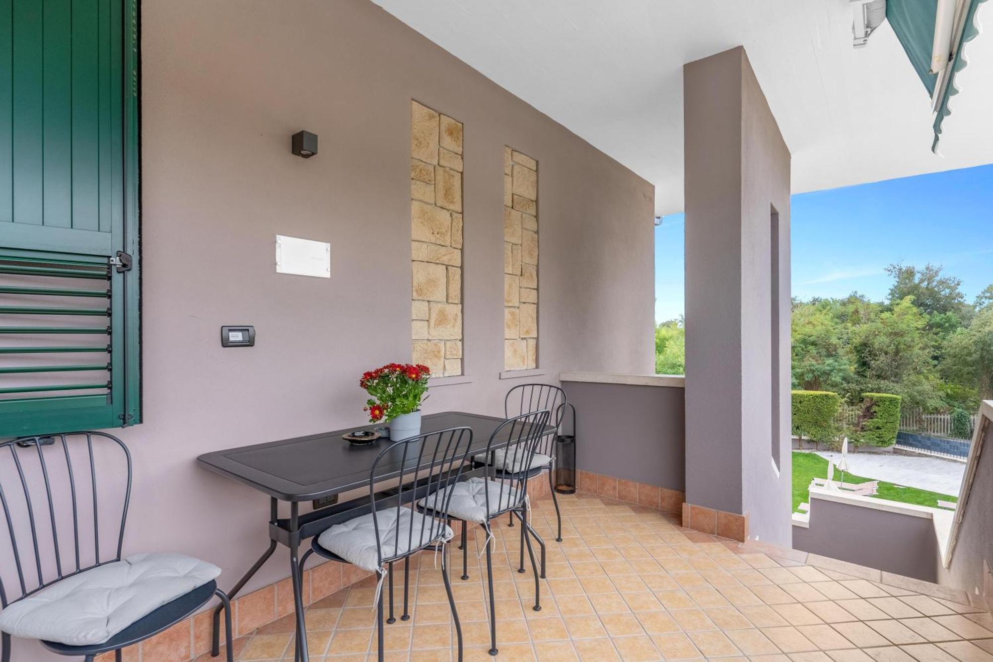 -Free Pool And Parking- Garda House Apartments Кастельнуово-дель-Гарда Екстер'єр фото