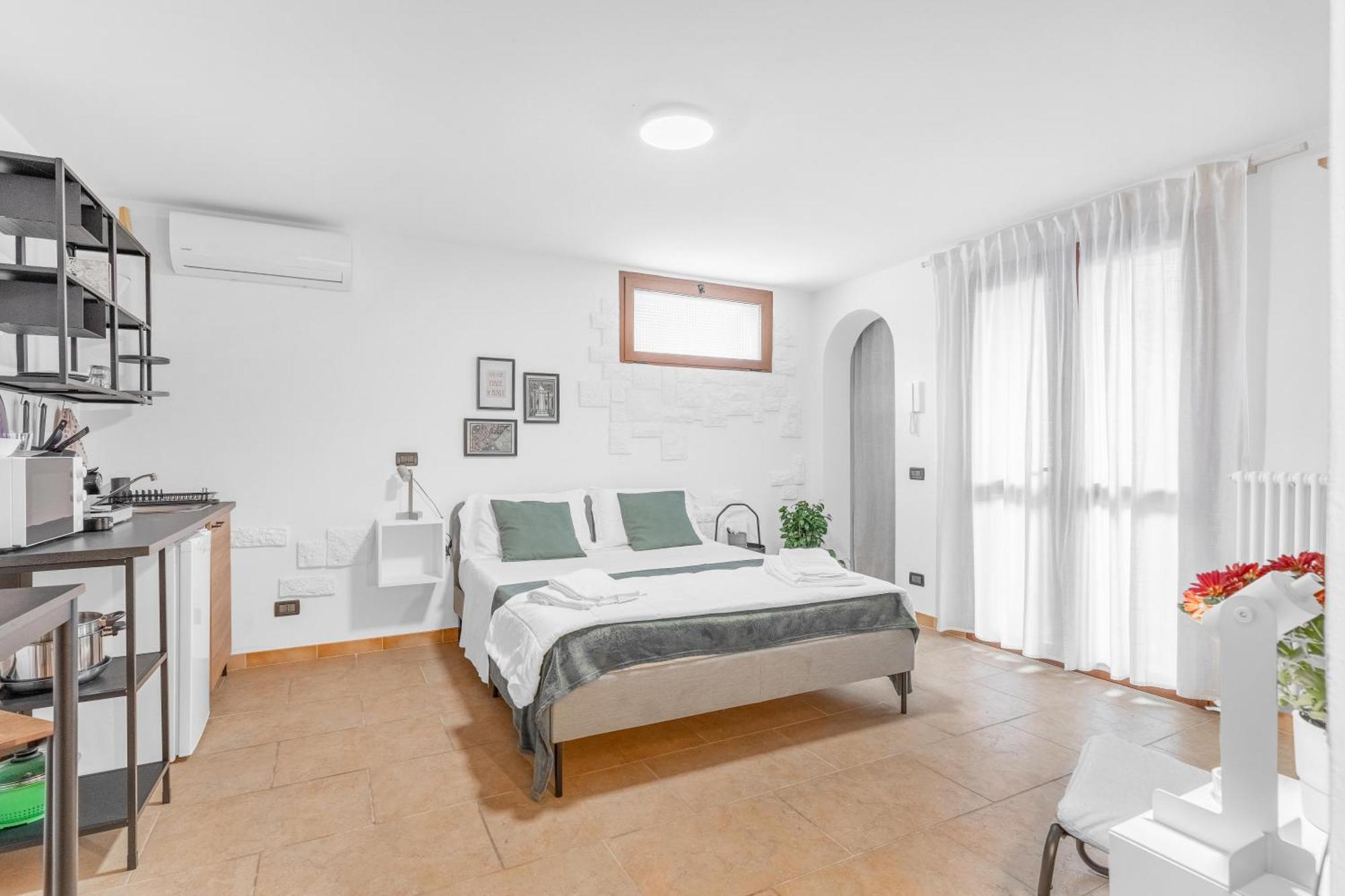 -Free Pool And Parking- Garda House Apartments Кастельнуово-дель-Гарда Екстер'єр фото