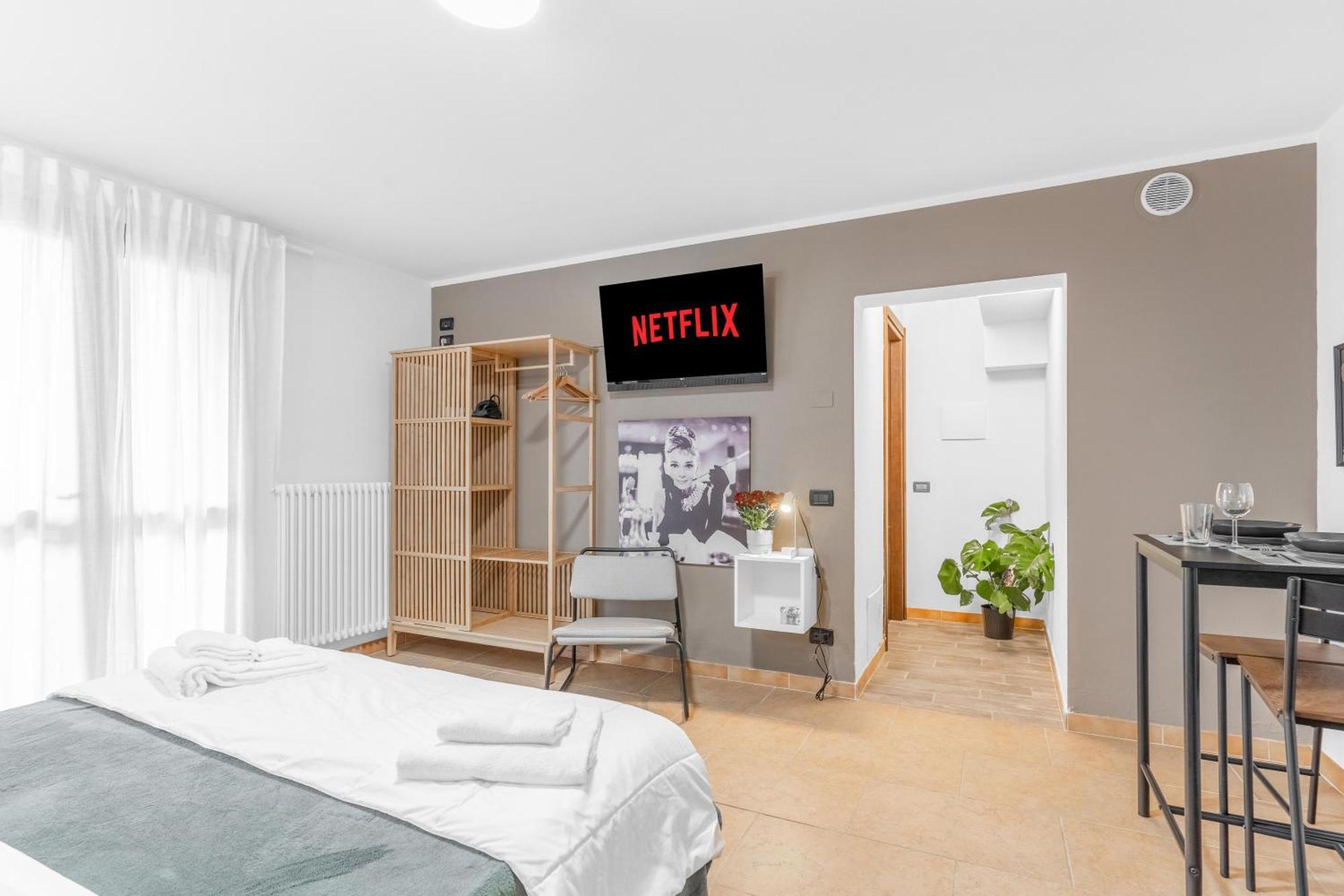 -Free Pool And Parking- Garda House Apartments Кастельнуово-дель-Гарда Екстер'єр фото