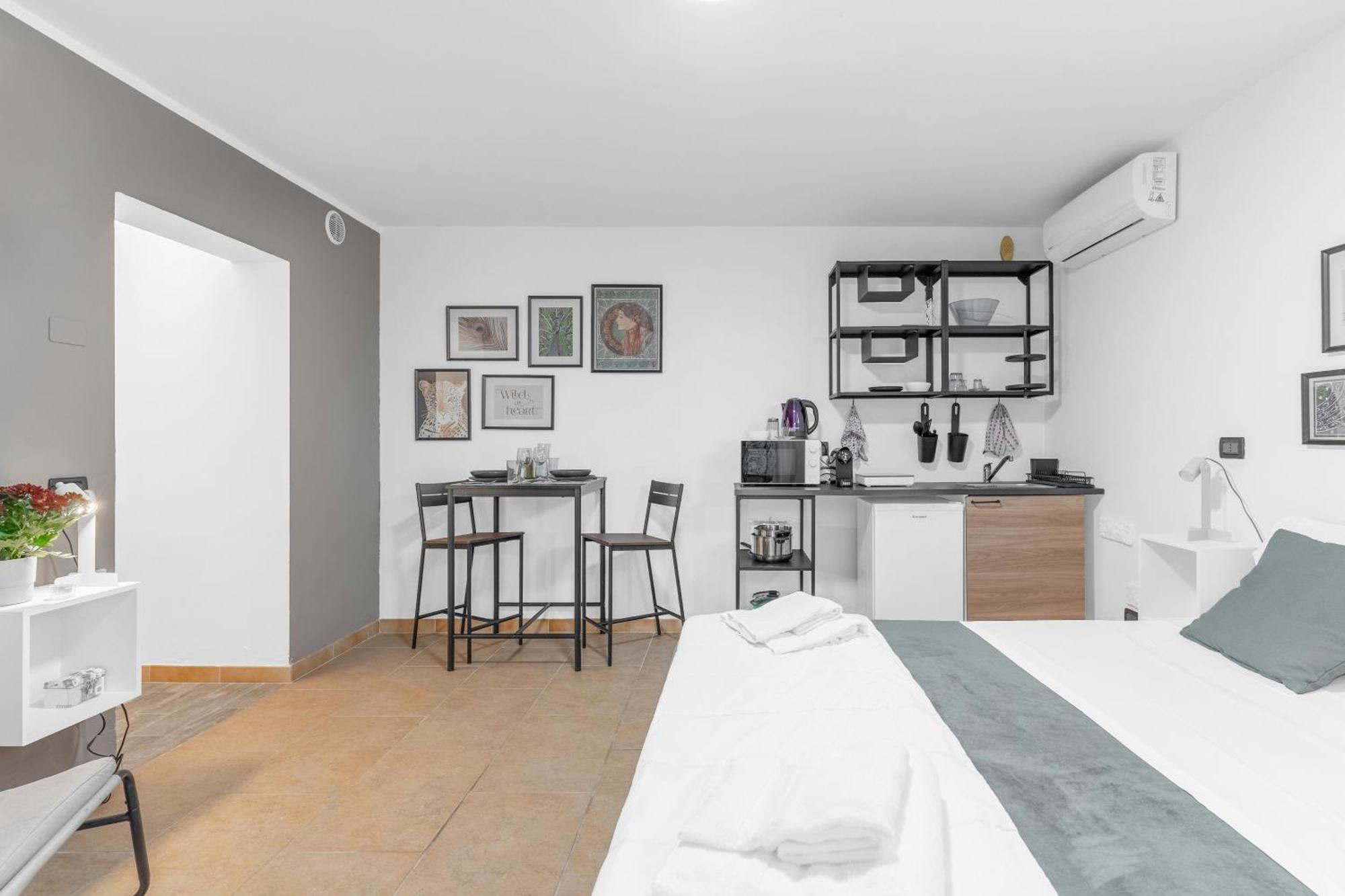 -Free Pool And Parking- Garda House Apartments Кастельнуово-дель-Гарда Екстер'єр фото