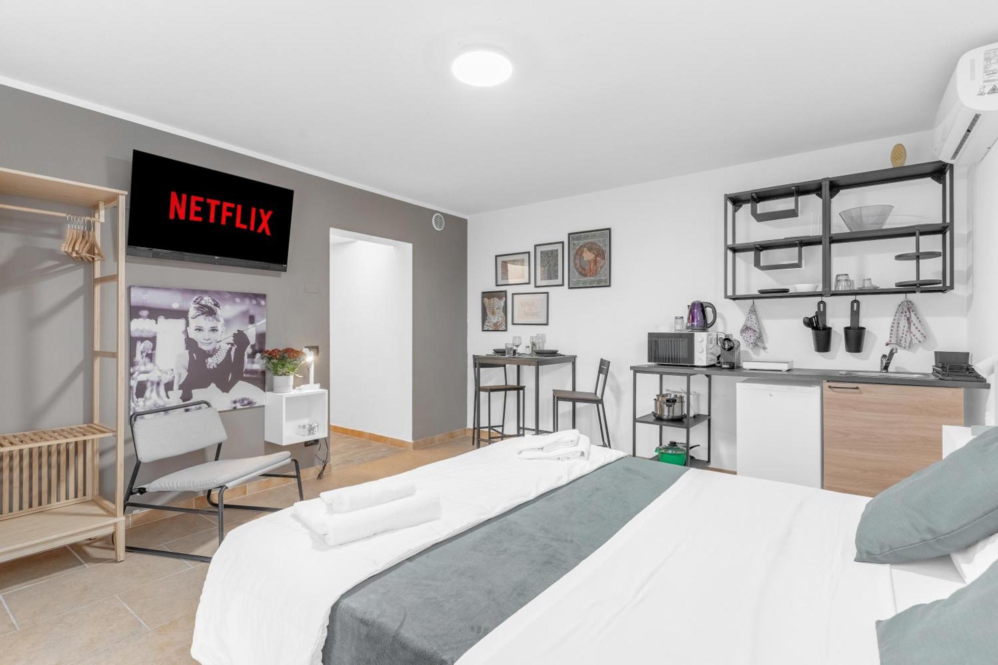 -Free Pool And Parking- Garda House Apartments Кастельнуово-дель-Гарда Екстер'єр фото