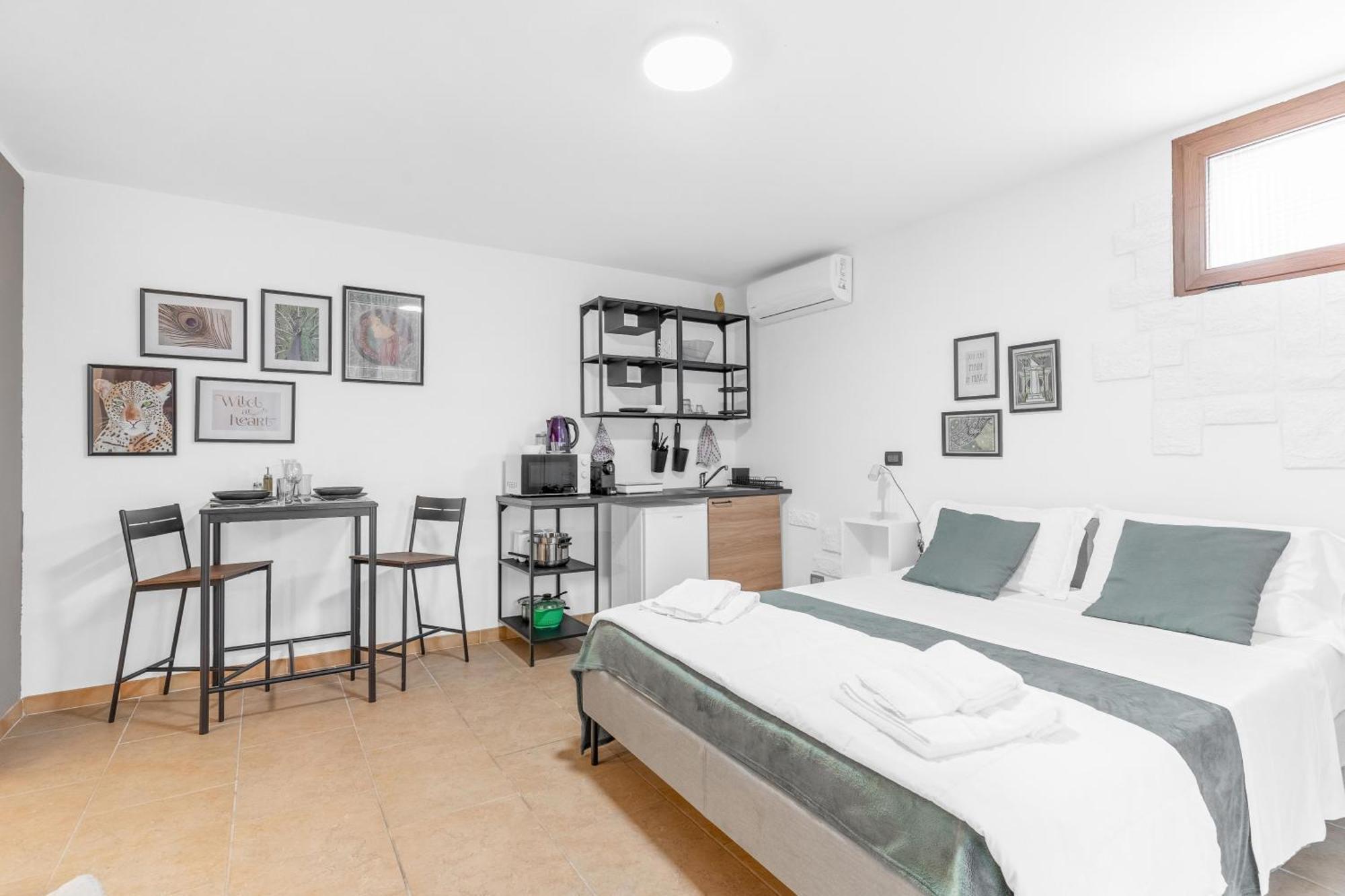 -Free Pool And Parking- Garda House Apartments Кастельнуово-дель-Гарда Екстер'єр фото